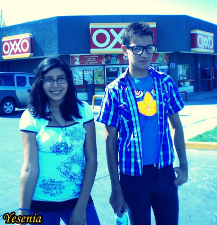 Tomando un descanzo despues del ensayo de los xv años de yesenia. Carlos y Yesenia en el oxxo.