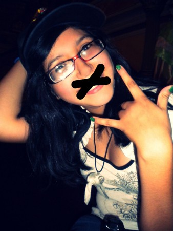  No soy chola , ni finjo serlo8-) En un ensayo de mis xv descanzando ;) Y aprovechando una fotito8-) ♥ con la gorra de su amigo ORLANDO